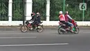 Pengendara motor saat melintas di kawasan Monas, Jakarta, Minggu (7/3/2021). Direktorat Lalu Lintas Polda Metro Jaya mengeluarkan kebijakan larangan kendaraan bermotor berknalpot bising melintas di kawasan Monas pada hari Sabtu dan Minggu. (Liputan6.com/Herman Zakharia)