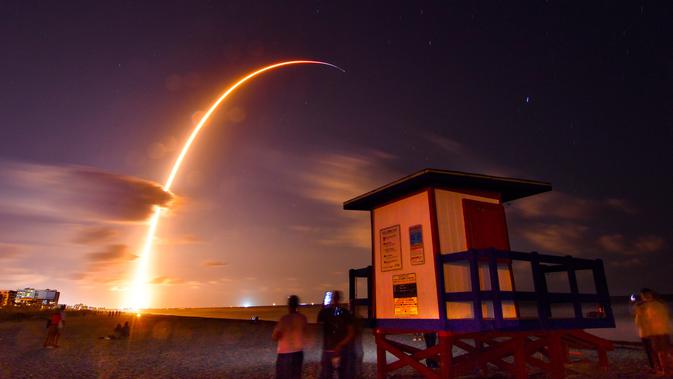 Roket Falcon 9 lepas landas dari Space Launch Complex 40 di Florida's Cape Canaveral Air Force Station, Amerika Serikat, Kamis (23/5/2019). Perusahaan penerbangan luar angkasa SpaceX meluncurkan 60 satelit Starlink ke orbit rendah Bumi. (Malcolm Denemark/Florida Today via AP)