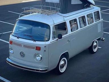 VW Combi disulap menjadi campervan dengan atap yang bisa pop-up ke atas. (Source: Facebook/@Campervan Fan)