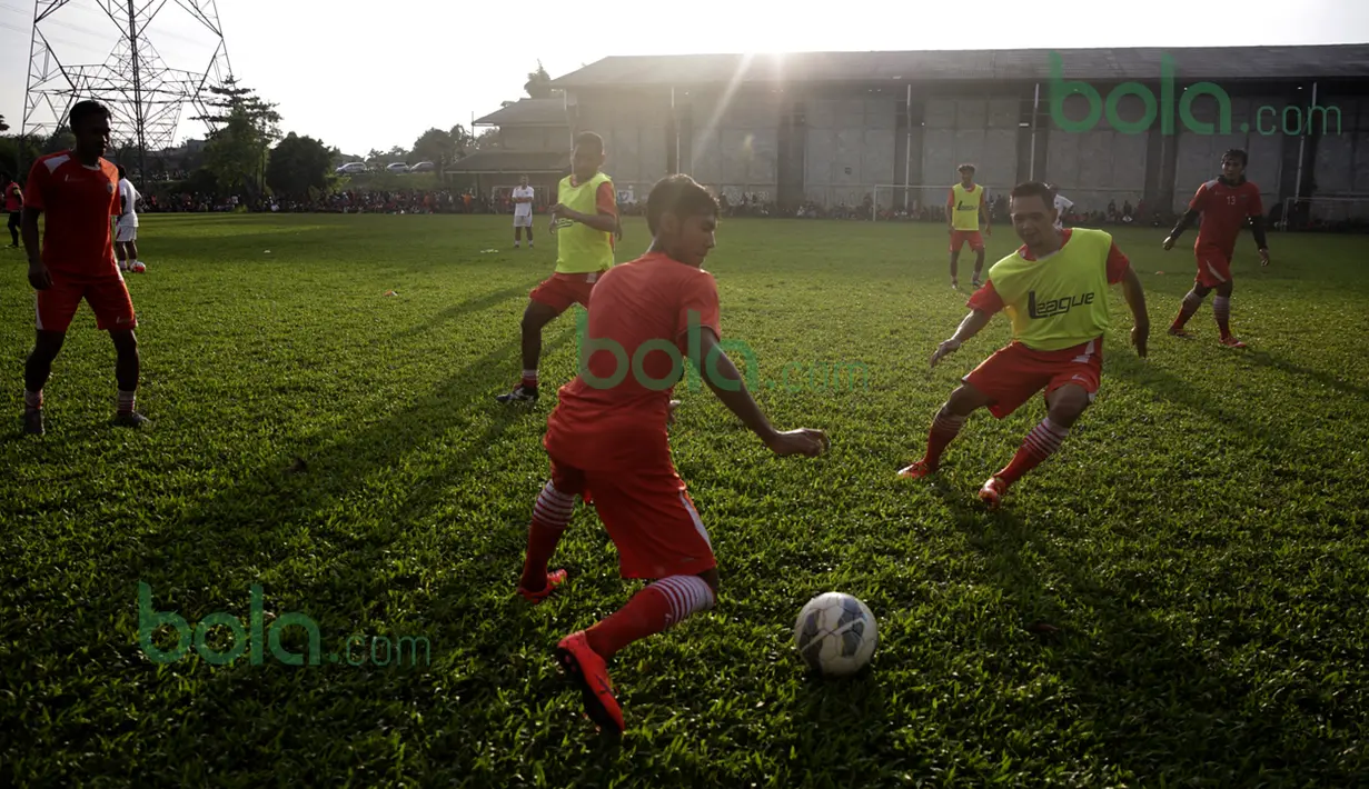 Suasana latihan Persija Jakarta di Pemain Persija di Lapangan National Youth Training Center, Sawangan, Depok, Rabu (17/2/2016). (Bola.com/Nicklas Hanoatubun)