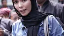 Metha Yunatria, istri Uki terlihat hadir mewakili suaminya yang masih di Malang. (Adrian Putra/Bintang.com)