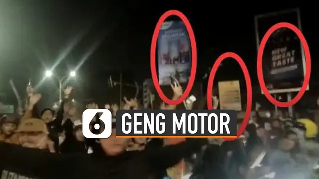 Video geng bermotor tampak mengacung-acungkan senjata tajam (sajam), mulai dari golok, pedang hingga celurit beredar viral di berbagai jejaring media sosial.