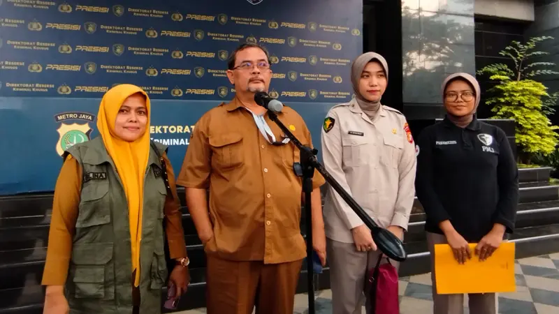 Perwakilan dari Pemkot Tangerang Selatan dan Perwakilan Kementerian Pemberdayaan Perempuan dan Perlindungan Anak (KemenPPPA) menyambangi Polda Metro Jaya, Senin (3/6/2024).