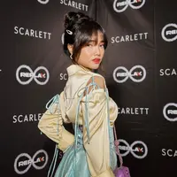 Penampilan adik Fadly Faisal ini dipermanis dengan tatanan bun hairstyle, jepitan rambut, dan sling bag ungu. Untuk alas kaki, Fuji memilih high top sneakers warna putih. [@fuji_an]