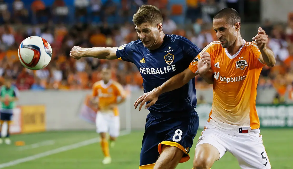 Steven Gerrard. Legenda Liverpool berusia 42 tahun ini gagal menampilkan permainan terbaiknya saat berlaga di MLS selama 2 tahun bersama LA Galaxy pada 2015 hingga 2016. Pelatih yang kini menangani Aston Villa ini tampil tak sesuai harapan bersama LA Galaxy. Ia hanya mampu menyumbang 5 gol dan 15 assist dalam 39 laga dan akhirnya memutuskan pensiun bersama LA Galaxy pada Januari 2017. (AFP/Getty Images/Scott Halleran)