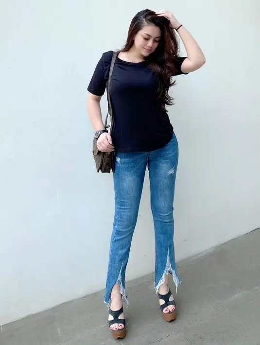 Pakai outfit simpel dengan kaos hitam dan model celana uneven hem jeans, penampilannya modis dan kekinian banget. (Liputan6.com/IG/@celine_evangelista)