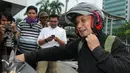Penyidik senior KPK, Novel Baswedan  saat akan meninggalkan Gedung KPK menggunakan motor, Jakarta, Jumat (4/12). Novel akhirnya tidak jadi ditahan oleh Kejaksaan Bengkulu dan kembali ke Jakarta didampingi oleh kuasa hukumnya. (Lputan6.com/Helmi Afandi) 