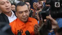 Wakil Menteri Imigrasi dan Pemasyarakatan (Wamen Imipas), Silmy Karim, saat menuju mobil tahanan usai menjalani pemeriksaan intensif di Gedung Merah Putih Komisi Pemberantasan Korupsi (KPK), Jakarta, Kamis (4/6/2026). (Liputan6.com/Helmi Fithriansyah)