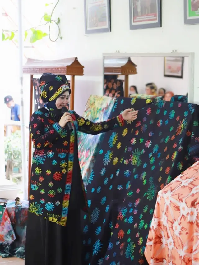 Batik motif virus corona Pesisir Selatan, Sumatera Barat. (DOk Humas Kab Pesisir Selatan).