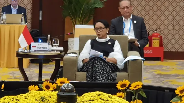 Menlu Retno dalam acara ASEAN Foreign Minister's Meeting didampingi oleh Jose Tavares, Dirjen Kerjasama ASEAN.