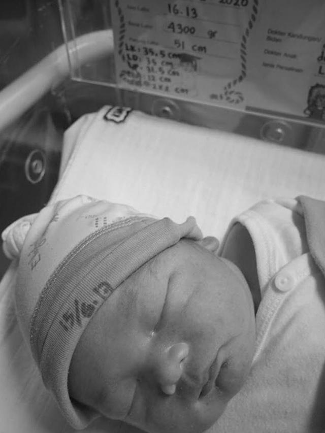 6 Potret Kalam Mahandika, Anak Tika Bravani 'Denok' yang Menggemaskan