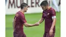 Kevin Strootman (kanan) dan Perotti marayakan kemenangan atas AC Pinzolo pada laga uji coba di Pinzolo, Italia (13/7/2016). AS Roma menang 16-0. (Bola.com/asroma.com)