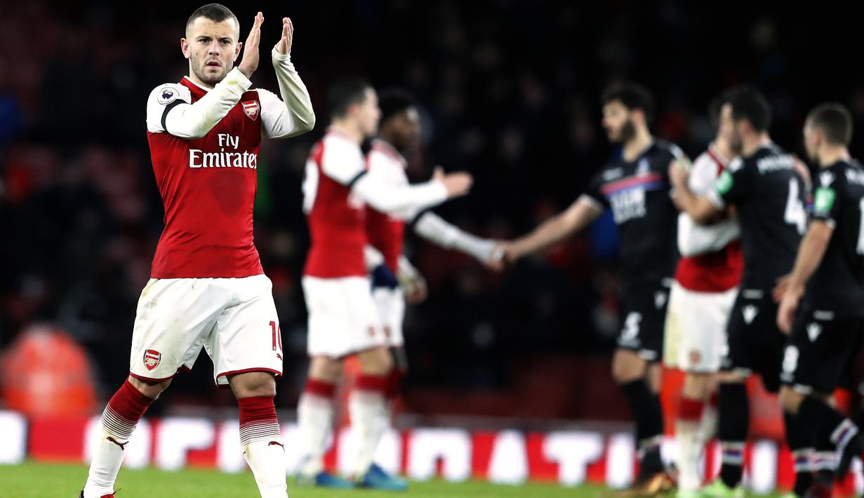 Pemain Arsenal, Jack Wilshere memberikan salam kepada penonton setelah laga melawan Crystal Palace pada lanjutan Premier League di Emirates stadium, London, (20/1/2018). Arsenal menang 4-1. (AP/Frank Augstein)