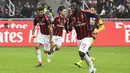 Frank Kessie merayakan gol nya lewat tendangan penalti ke gawang Parma dalam laga lanjutan giornata ke-14 Serie A yang berlangsung di stadion San Siro, Milan, Minggu (2/12). AC Milan menang 2-1. (AFP/Miguel Medina)