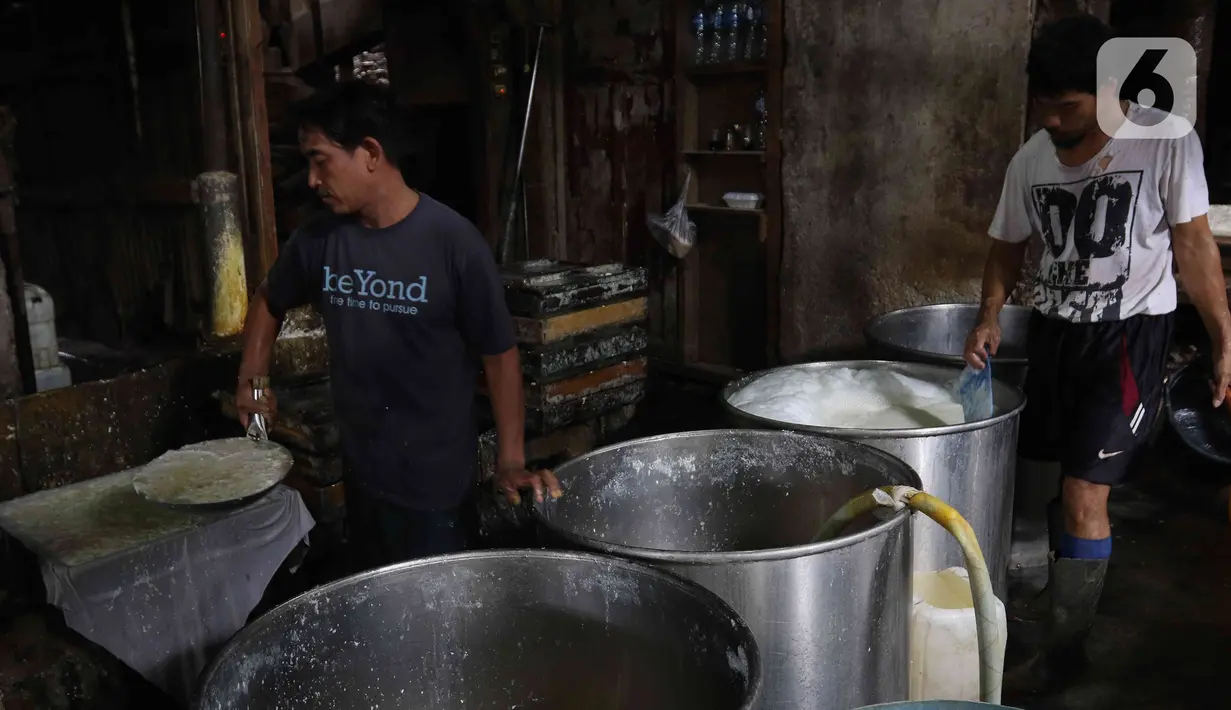 Pengrajin tahu menyelesaikan pembuatan tahu di pabrik kawasan Duren Tiga, Jakarta Selatan, Rabu (7/12/2022). Kenaikan harga kedelai membuat biaya produksi pengrajin tahu tempe ikut membengkak, berkisar 30-40 persen. (Liputan6.com/Herman Zakharia)