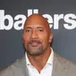 Dwayne Johnson pria bertampang macho ini ternyata punya sisi kelembutan untuk anaknya. Siapa sangka, cowok yang dipenuhi otot-otot kekarnya ternyata mempunyai sifat ayah yang baik untuk putrinya. (AFP/Bintang.com)