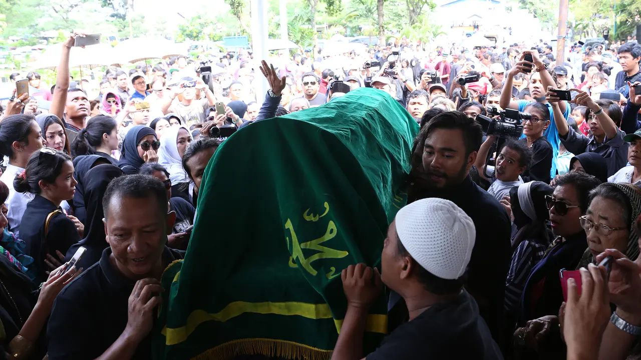 [Bintang] Pemakaman Didi Petet