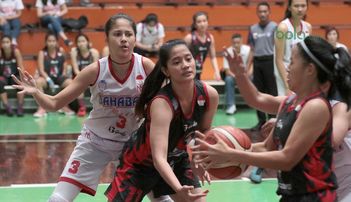Pemain MP Samator Jakarta, Dinda Putri (tengah) gagal melewati pertahanan pemain Sahabat Semarang pada laga Srikandi Cup 2018 di GOR Lokasari, Jakarta, Rabu (21/3/2018). Sahabat menang 51-46. (Bola.com/Nick Hanoatubun)