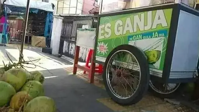 8 Potret Nyeleneh Penjual Es Kelapa Muda yang Bikin Pembeli Salah Fokus
