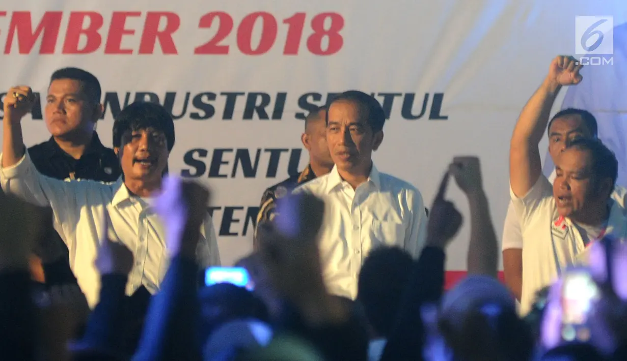 Calon Presiden nomor urut 1 Joko Widodo (tengah) saat menghadiri acara deklarasi dukungan 7.000 relawan di Kawasan Pergudangan Olympic Bogorindo Sentul, Bogor, Jawa Barat, Selasa (27/11). (merdeka.com/Arie Basuki)