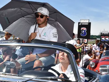 Pebalap Mercedes, Lewis Hamilton menguasai puncak klasemen sementara F1 dengan raihan 306 poin. (AFP/Kazuhiro Nogi)