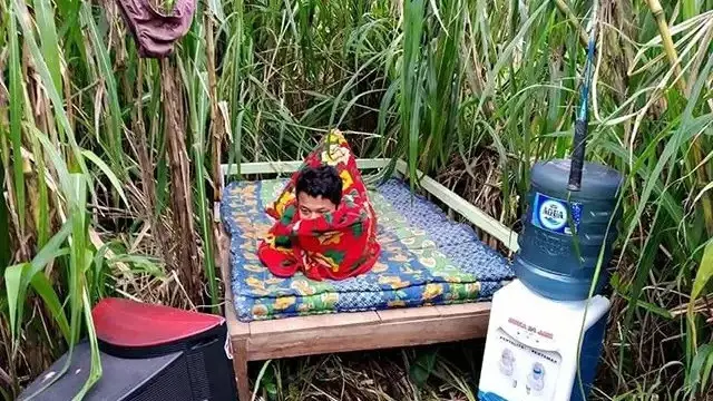 6 Tingkah Absurd Nonton TV di Alam Terbuka, Enggak Habis Pikir