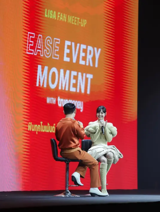 Lisa memadukan penampilannya dengan high knitted shoes yang serasi. [Foto: Instagram/lalalalisa_m]