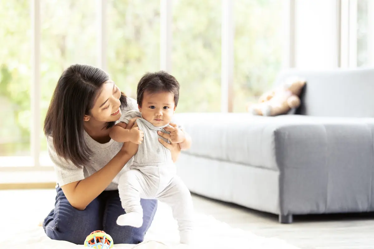 Mengajarkan bayi untuk berjalan