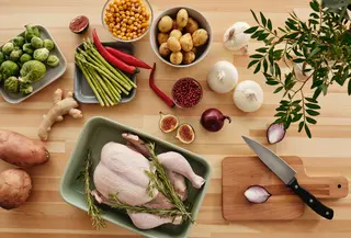 Ayam pandan ala Thailand merupakan potongan kecil daging ayam yang telah dimarinasi dan dibungkus dengan daun pandan. (Foto/dok: Pexels/Vanessa Loring)