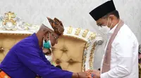 Pj Gubernur Gorontalo Hamka Hendra Noer saat menjalani prosesi adat Gorontalo