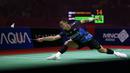 <p>Pebulu tangkis tunggal putra Indonesia, Jonatan Christie saat menghadapi tunggal putra Jepang, Kanta Tsuneyama pada laga babak 32 besar Kejuaraan bulu tangkis Indonesia Open 2023 di Istora Senayan, Jakarta, Rabu (14/6/2023). Jonatan Christie menang dua game langsung 21-17, 21-10. (Bola.com/Bagaskara Lazuardi)</p>