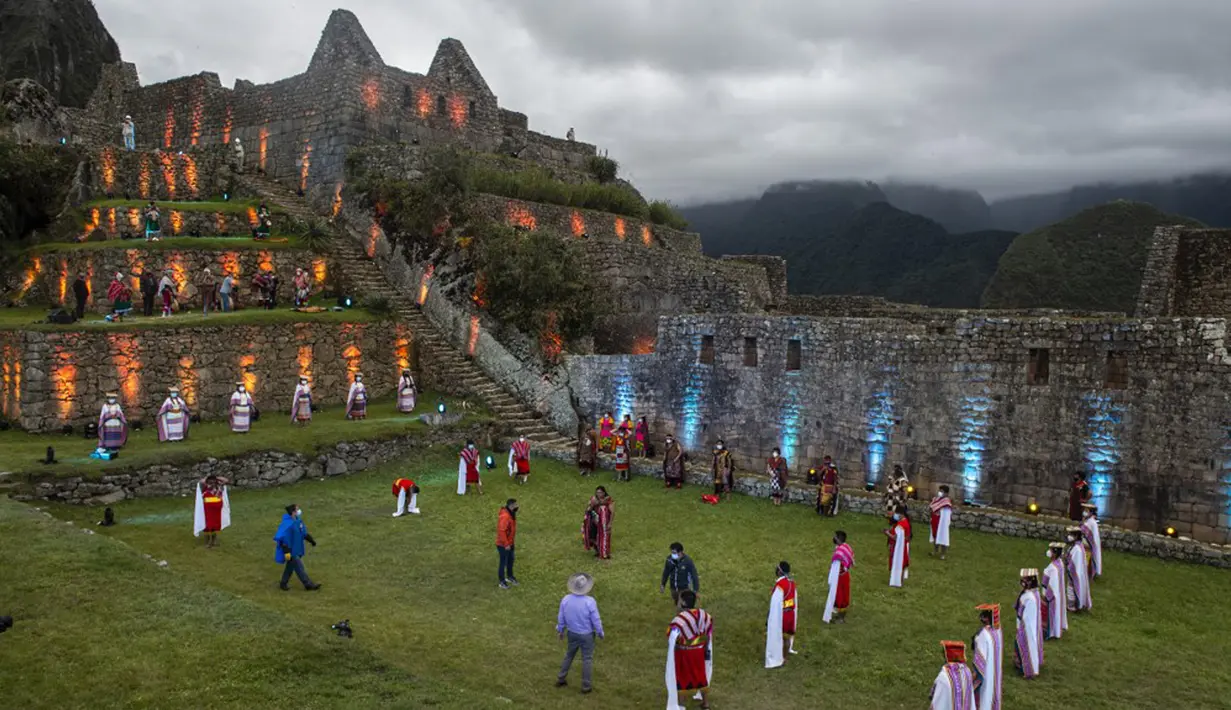 Pemandangan situs arkeologi Machu Picchu di Cusco, Peru, 1 November 2020. Machu Picchu kembali dibuka di tengah pandemi virus corona COVID-19 yang mempengaruhi sektor pariwisata dengan parah. (ERNESTO BENAVIDES/AFP)