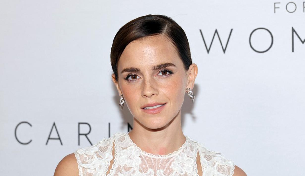 Emma Watson menghadiri makan malam The Kering Foundation's Caring for Women di The Pool on Park Avenue, New York City, Amerika Serikat, 15 September 2022. Aktris berusia 32 tahun itu tampak anggun dalam balutan gaun putih tipis dengan detail renda bunga yang rumit saat berpose di The Pool on Park Avenue. (Dia Dipasupil/Getty Images/AFP)