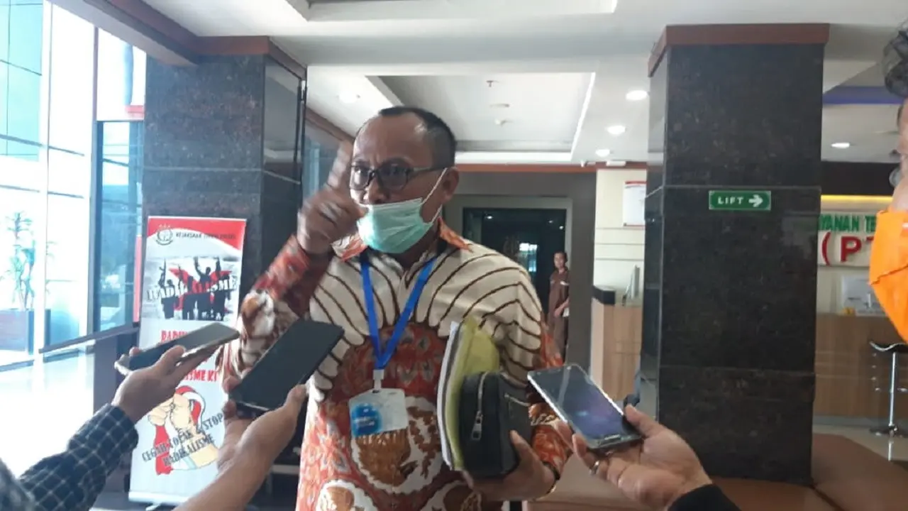 Wabup Tana Toraja, Victor memberikan keterangan pers usai menjalani pemeriksaan di Kejati Sulsel (Liputan6.com/ Eka Hakim)