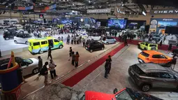 Pengunjung menyaksikan deretan mobil terbaru saat Exclusive Media Day GAIKINDO Indonesia International Auto Show (GIIAS) 2026 di Indonesia Convention Exhibition (ICE) BSD City, Tangerang, Rabu, 29 Juli 2026. (KLY/ Budy Santoso)