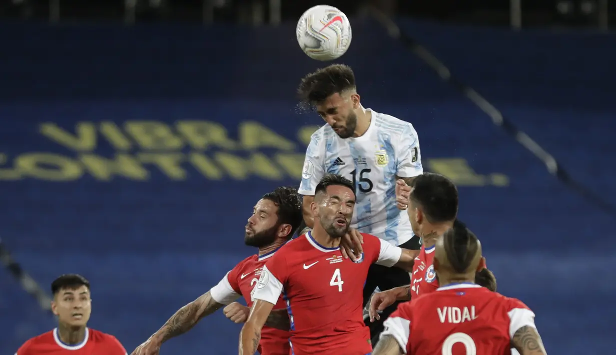 Nicolas Gonzalez mampu tampil mengancam gawang Chile di awal pertandingan. Tiga peluang beruntun dilesatkan oleh Gonzales lewat tandukan dan sepakannya. Namun sayang tak ada yang berbuah gol. (Foto: AP/Silvia Izquierdo)