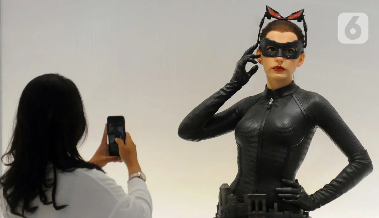 Pengunjung mengambil gambar patung yang dipamerkan di Statue4Heroes Gallery. (merdeka.com/Imam Buhori)