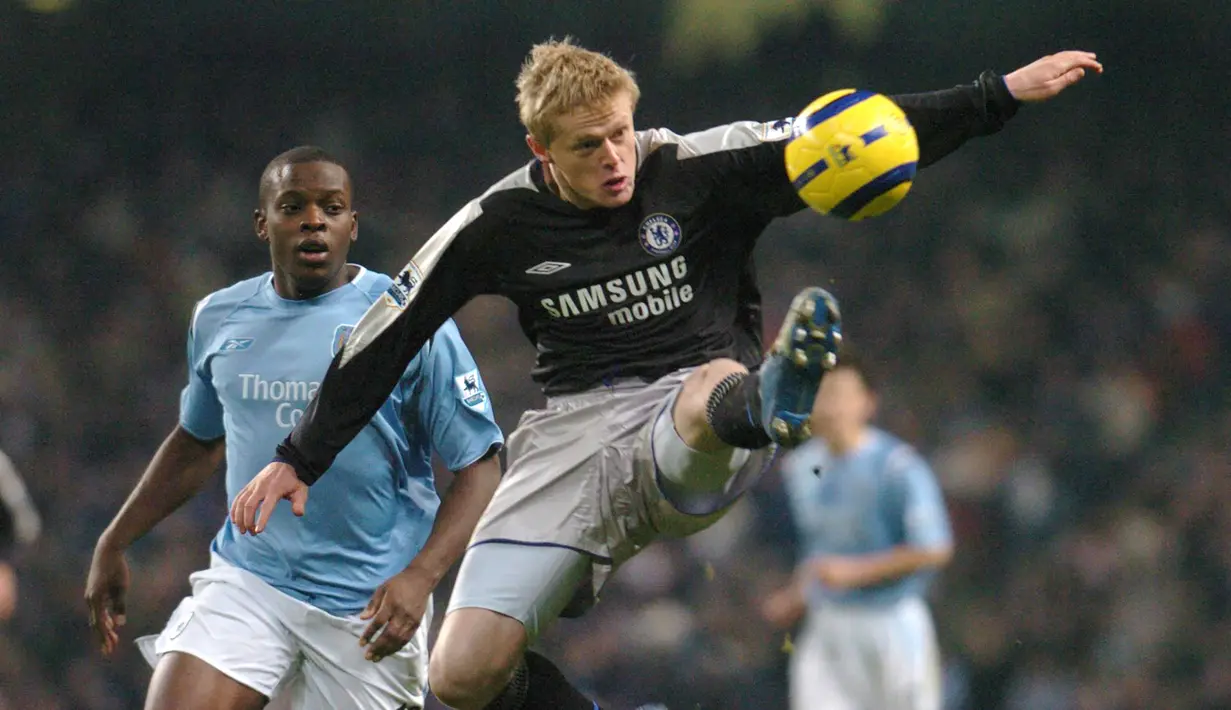 Damien Duff. Gelandang Irlandia yang kini berusia 43 tahun dan telah pensiun pada Januari 2016 bersama Shamrock Rovers ini pernah membela Chelsea selama 3 musim mulai 2003/2004 hingga 2005/2006. Ia didatangkan Chelsea dari klub semenjana Liga Inggris Blackburn Rovers dengan nilai transfer 24,5 juta euro atau kini setara Rp366 miliar. Bersama Chelsea ia total tampil dalam 125 laga di semua ajang dengan torehan 19 gol dan 28 assist. (AFP/Paul Barker)
