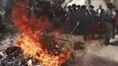 Pria Yahudi Ultra-Ortodoks membakar barang-barang beragi selama ritual Biur Chametz menjelang hari raya Paskah di Yerusalem pada tanggal 5 April 2023.