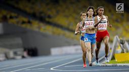 Pelari Indonesia Triyaningsih berlari mencapai garis finis dalam cabana atletik nomor lari 10 km putri SEA Games 2017 di Stadion Nasional Bukit Jalil, Malaysia, Kamis (24/8). Triyaningsih berhasil memperoleh medali emas. (Liputan6.com/Faizal Fanani)