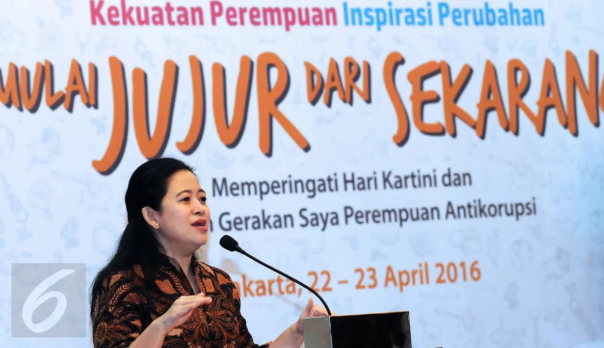Menko PMK, Puan Maharani memberi sambutan pembuka pada seminar Kekuatan Perempuan Inspirasi Perubahan di Jakarta, Sabtu (23/4/2016). Diskusi ini bagian peringatan 2 tahun gerakan Saya Perempuan Anti Korupsi. (Liputan6.com/Helmi Fithriansyah)