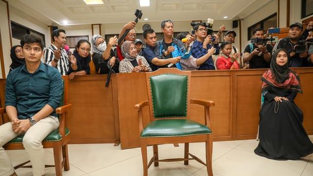 8 Potret Ria Ricis dan Teuku Ryan Hadiri Mediasi Sidang Perceraian, Sempat Cium Tangan