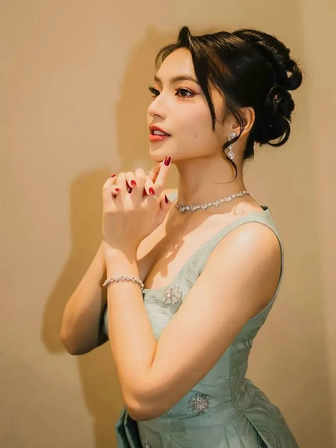 Pesona Gracia JKT48 Hadir di Gala Premier Hidup Ini Terlalu Banyak Kamu