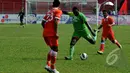 Saling jual beli serangan terjadi di laga SCM Cup antara  Persija Jakarta kontra Persebaya Surabaya yang berakhir imbang 1-1 di Stadion H Agus Salim, Padang, Senin (19/1/2015). (Liputan6.com/Johan Tallo)