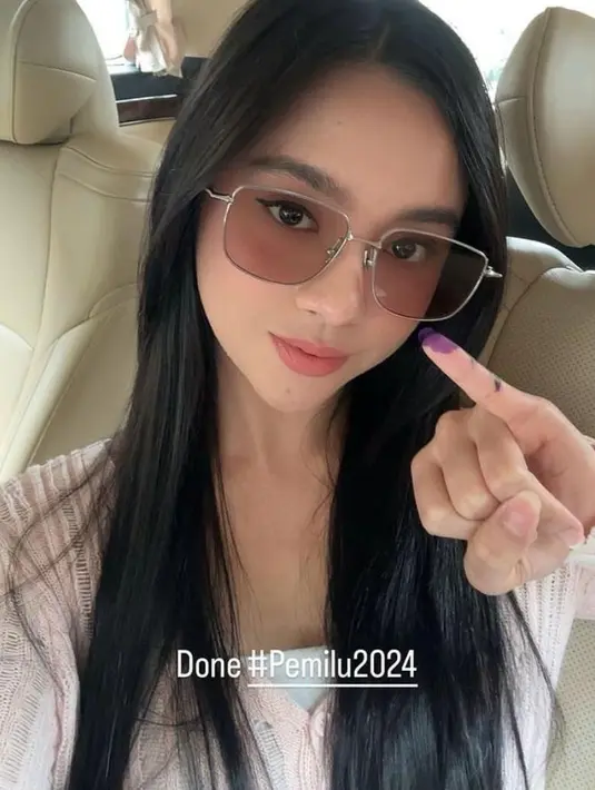 Tunjukkan jari kelingking yang sudah diberi tinta, Lyodra Ginting tampil kasual dengan knit cardigan warna pink pastelnya yang dipadukan dengan top warna putih. [@lyodraginting]