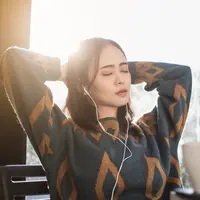 ilustrasi perempuan mendengar musik/copyright by KONGPHOTOGRAPHER from Shutterstock