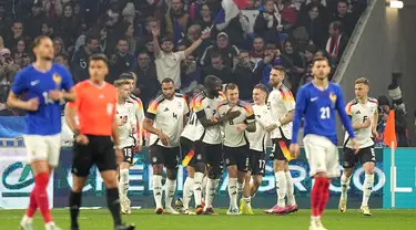 Para pemain Jerman merayakan gol yang dicetak Florian Wirtz pada laga persahabatan FIFA Matchday melawan Prancis di Stadion Groupama, Decines, Lyon, Prancis, Sabtu, 23 Maret 2024. (AP Photo/Laurent Cipriani)