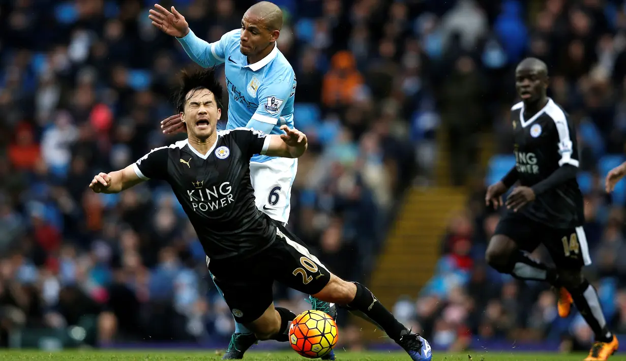 Pemain Manchester City, Fernando (kanan), melanggar pemain Leicester City, Shinji Okazaki, dalam lanjutan Liga Inggris di Stadion Etihad, Manchester, Sabtu (6/2/2016) malam WIB. (AFP/Adrian Dennis)