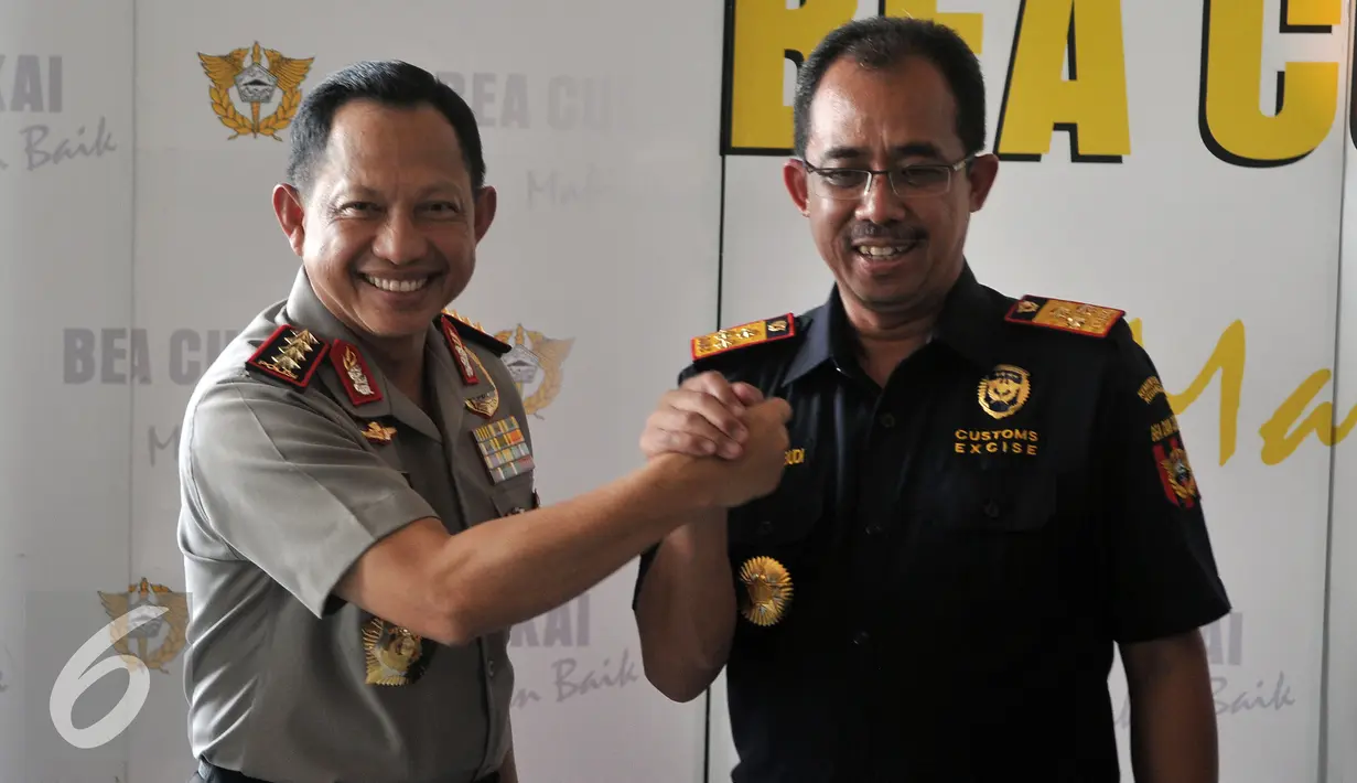 Kapolri Jenderal Pol Tito Karnavian (kiri) berjabat tangan dengan Dirjen Bea dan Cukai Heru Pambudi usai menggelar rapat koordinasi di Jakarta, Selasa (2/8). (Liputan6.com/Johan Tallo)