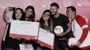 Legenda sepak bola Inggris, David Beckham, foto bersama atlet Indonesia di Stadion Soemantri Brodjonegoro, Jakarta, Minggu (25/3/2018). AIA membagikan 10.000 bola kepada akademi sepak bola di Indonesia. (Bola.com/M Iqbal Ichsan)